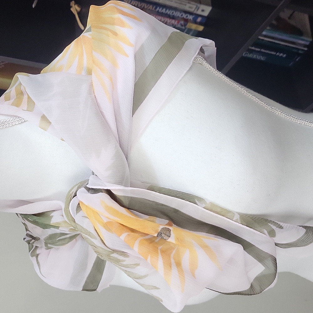 SUZUNOYA Yellow Green Floral made In Japan "Madame Kiyoka" Scarf Approx 35×36" - Picture 7 of 8